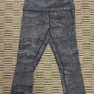 Lululemon Women’s Gray Leggings Size S Outseam 30